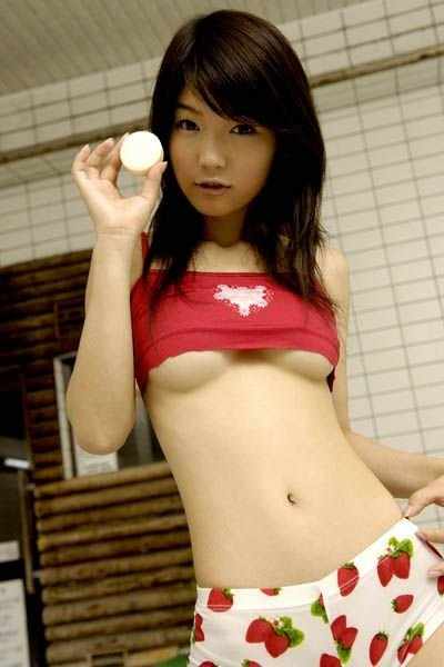 Азиатки с торчащей грудью (59 фото)
