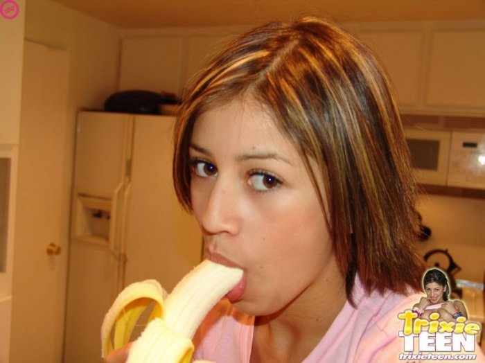 Девушки + бананы (8 фото)