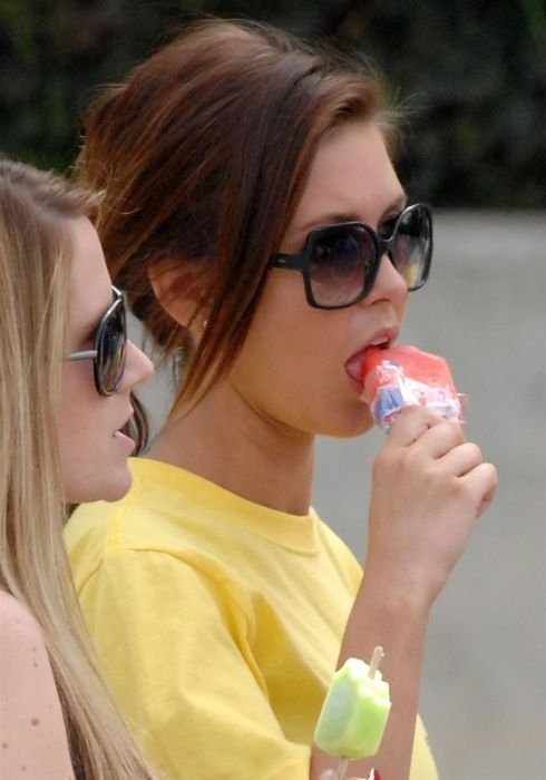 Девушки едят мороженое (49 фото)
