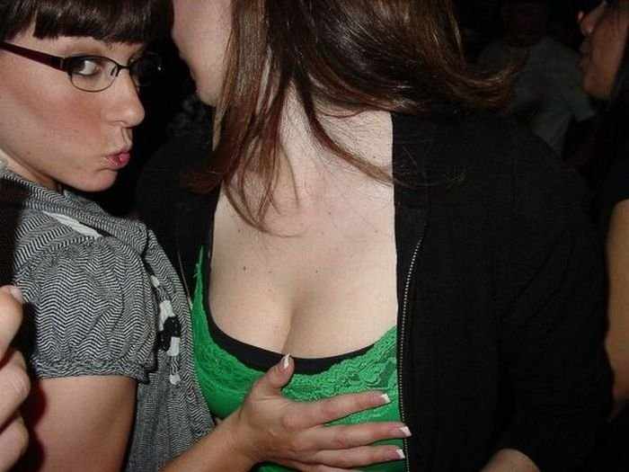 Девушки хватают за грудь подружек (95 фото)