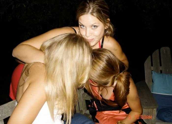 Девушки лезут в декольте к подружкам (110 фото)