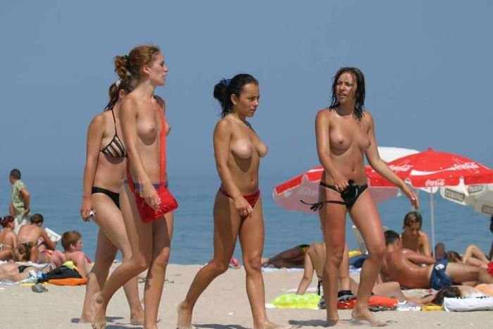 Девушки на пляже топлес (48 фото)