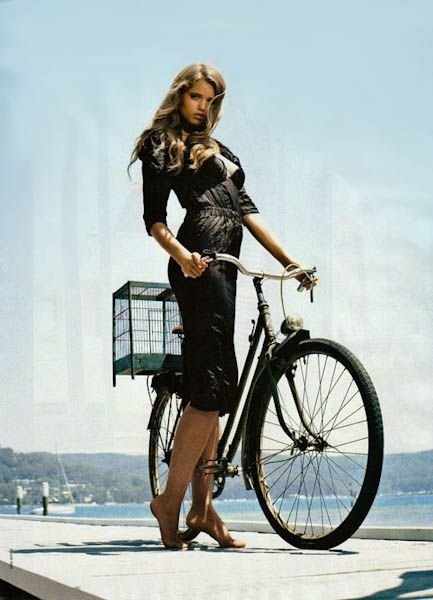 Девушки на велосипедах (194 фото)