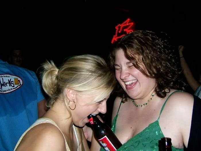 Девушки пьют из грудей своих подружек (27 фото)