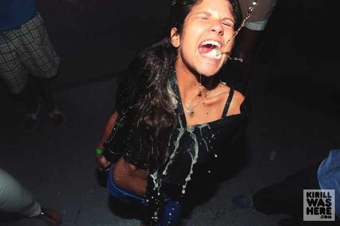 Девушки пьют шампанские в клубе (30 фото)