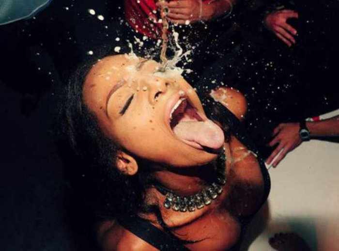Девушки пьют шампанское (30 фото)