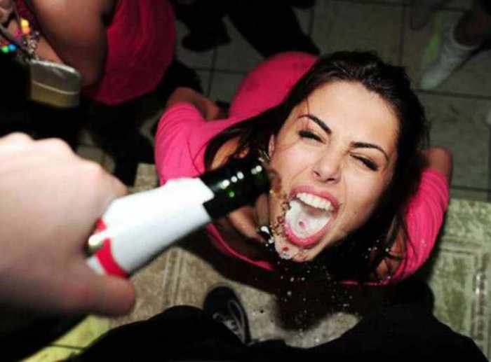 Девушки пьют шампанское (30 фото)
