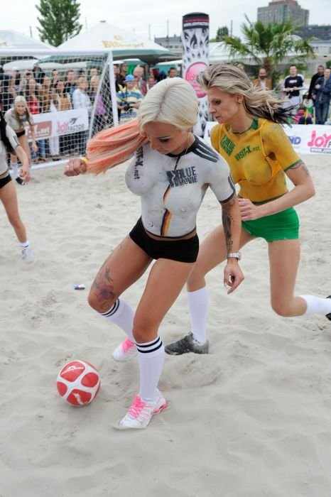 Девушки с бодиартом играют в футбол (21 фото) НЮ!