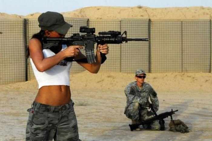 Девушки с оружием (74 фото)