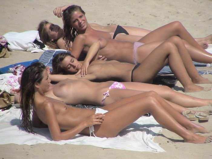 Девушки топлес на пляже. Часть 2 (50 фото)