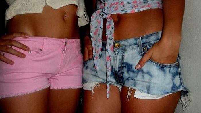 Девушки в джинсовых шортах (42 фото)