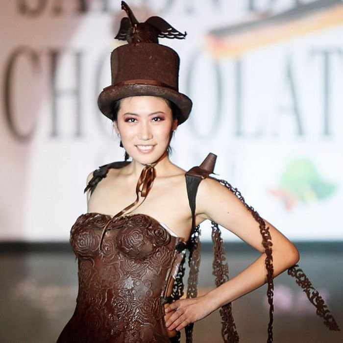 Девушки в шоколадной одежде (13 фото)