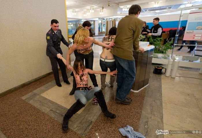 FEMEN на выборах (20 фото)