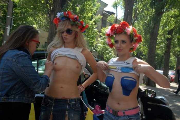 Femen поддержала акцию синих ведерок (17 фото)