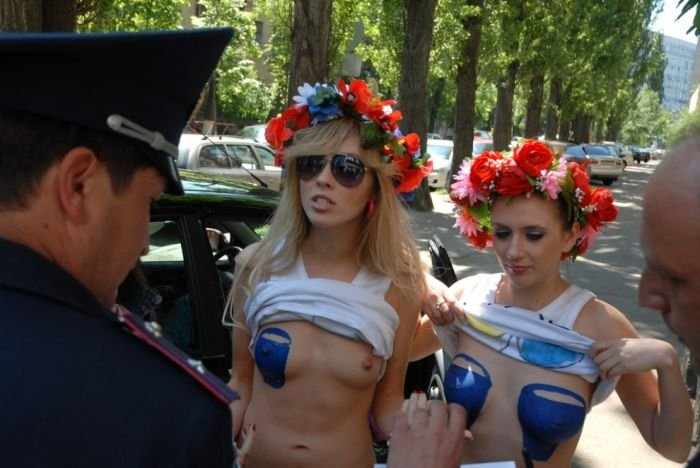 Femen поддержала акцию синих ведерок (17 фото)