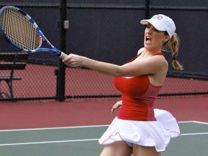 Грудастая девушка играет в теннис (15 фото)