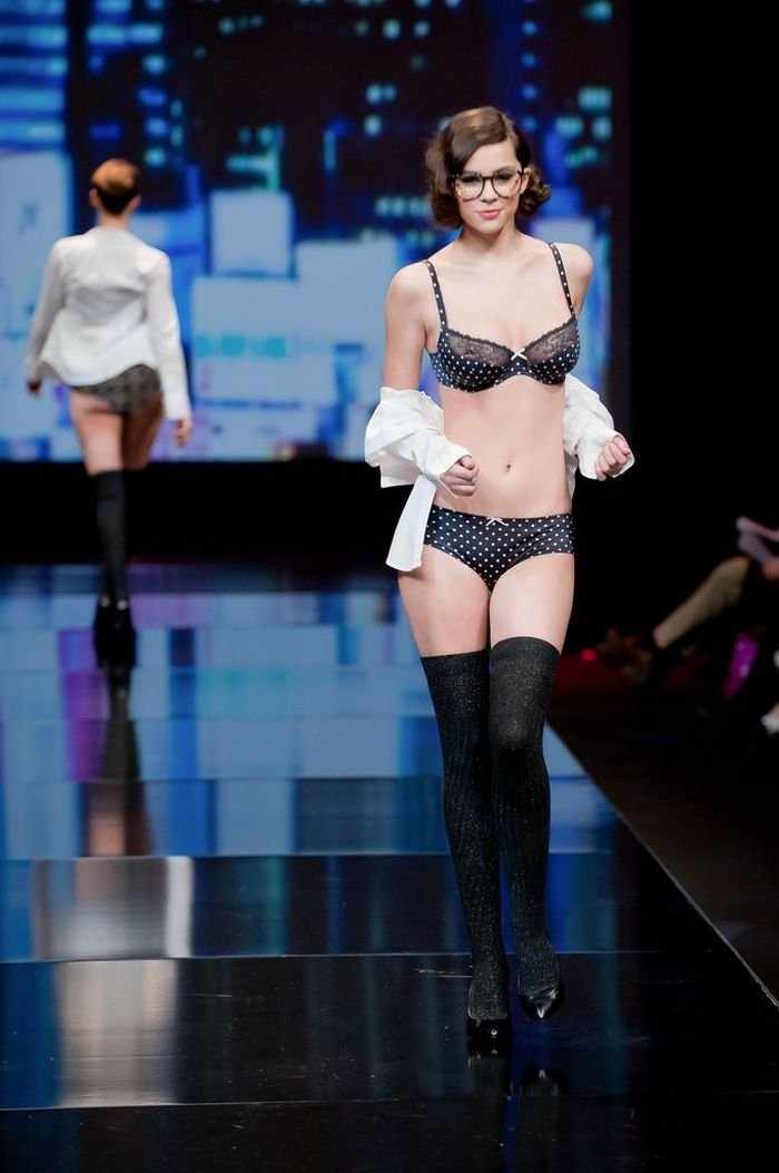 Мадалина Пика - красивая модель нижнего белья (11 фото)