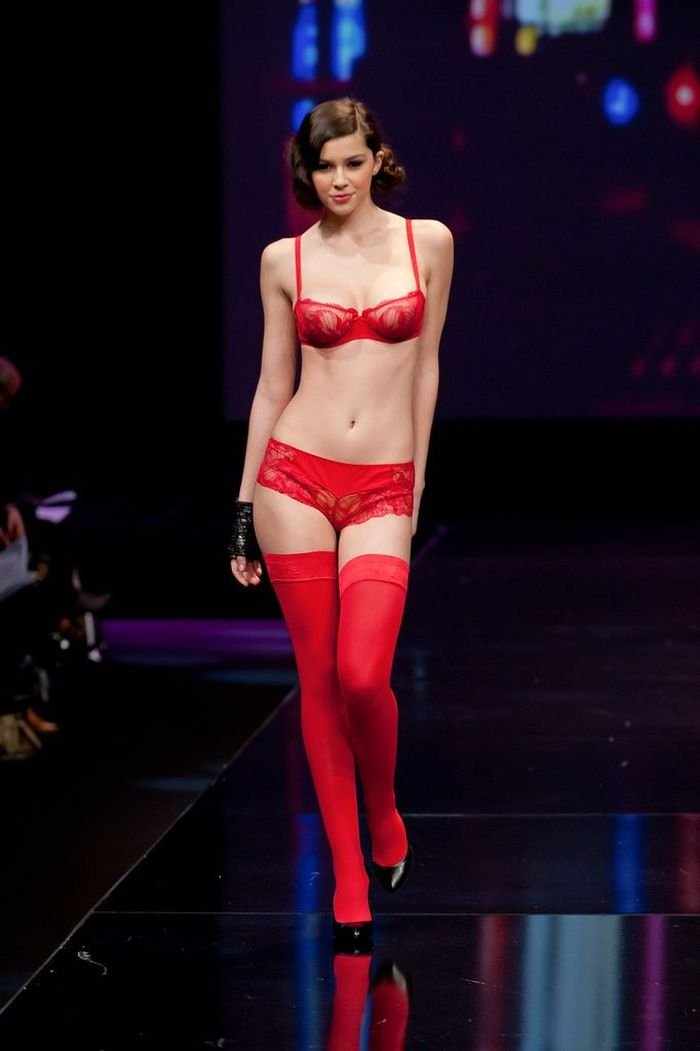 Мадалина Пика - красивая модель нижнего белья (11 фото)