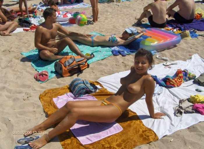 Подборка девушек топлесс на пляжах (20 фото)