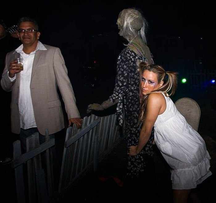 Празднование Хеллоуина в замке Playboy (102 фото)