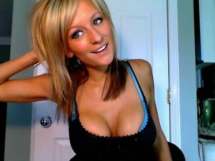 Сексуальная девушка позирует перед веб-камерой (55 фото)