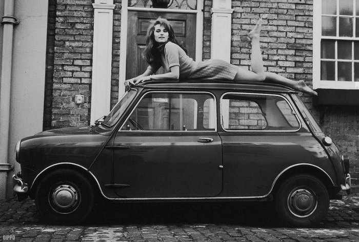Старые фотографии девушек с автомобилями (67 фото)