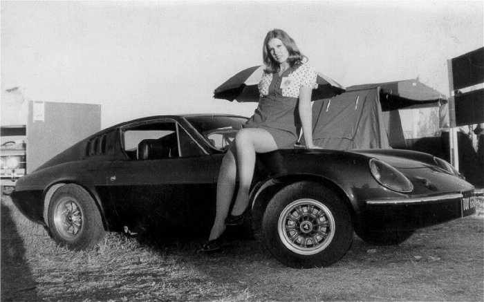 Старые фотографии девушек с автомобилями (67 фото)