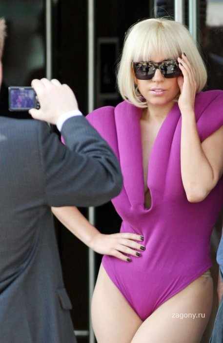 Lady Gaga в розовом платье (7 фото)