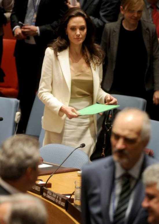Анджелина Джоли на заседании ООН (4 фото)