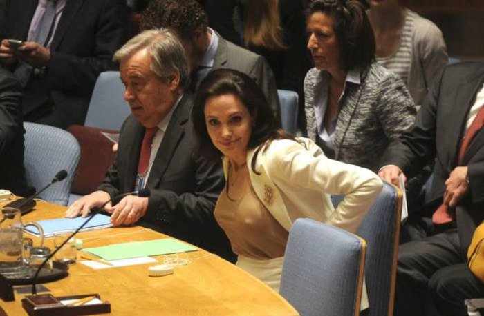Анджелина Джоли на заседании ООН (4 фото)