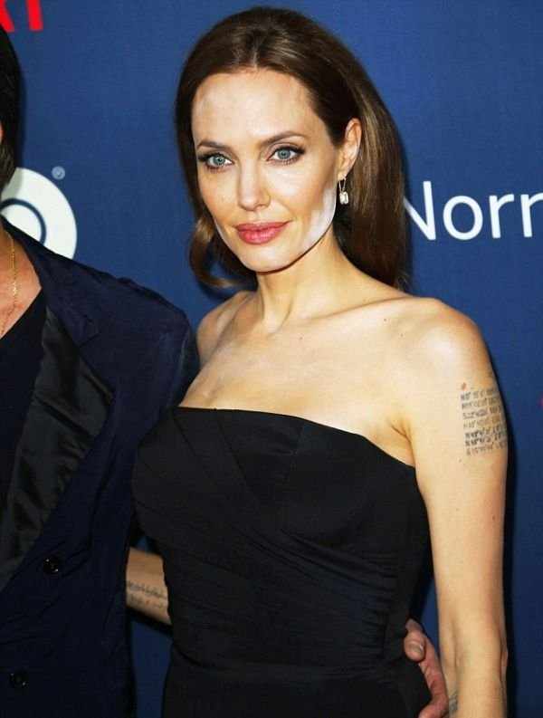 Что с лицом у Анжелины Джоли? (5 фото)