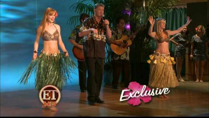Jennifer Aniston и Nicole Kidman танцуют гавайские танцы (8 фото)