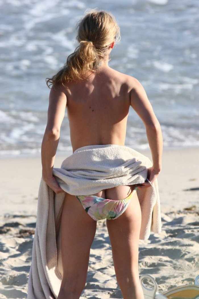 Julie Ordon на пляже топлесс (16 фото)