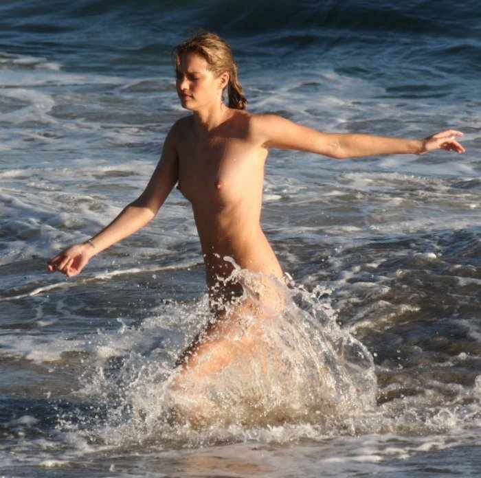 Julie Ordon на пляже топлесс (16 фото)
