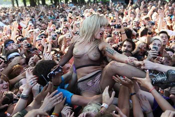 Lady Gaga прыгнула в толпу фанатов на концерте (17 фото)