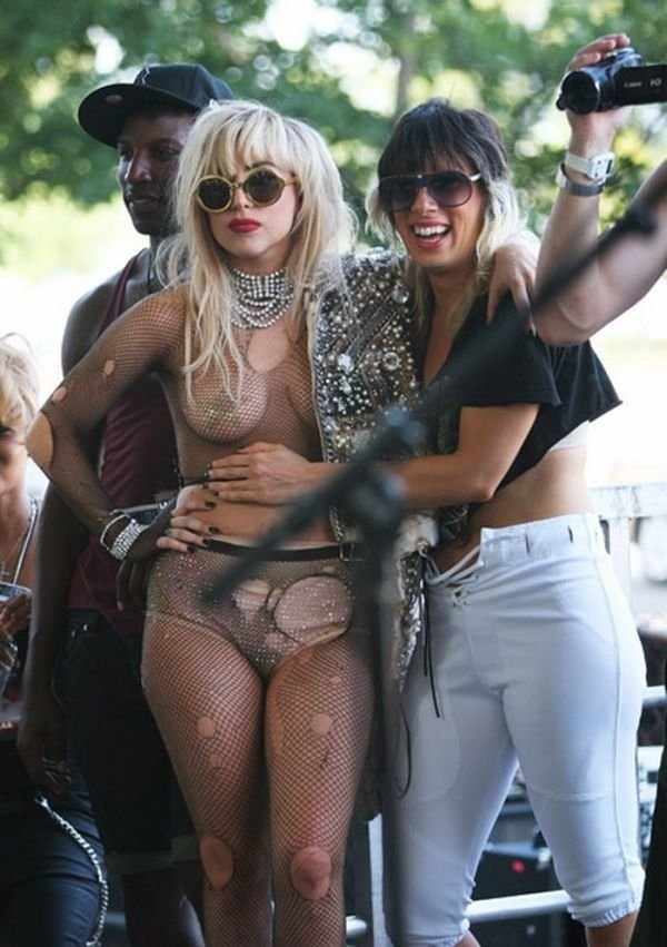 Lady Gaga прыгнула в толпу фанатов на концерте (17 фото)