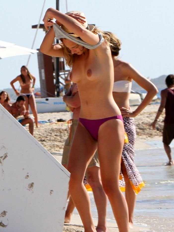 Нора Арнезедер на нудистском пляже (15 фото)